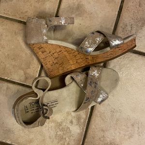 Tom’s Wedge Suede Sandals 7.5 Nude Metallic